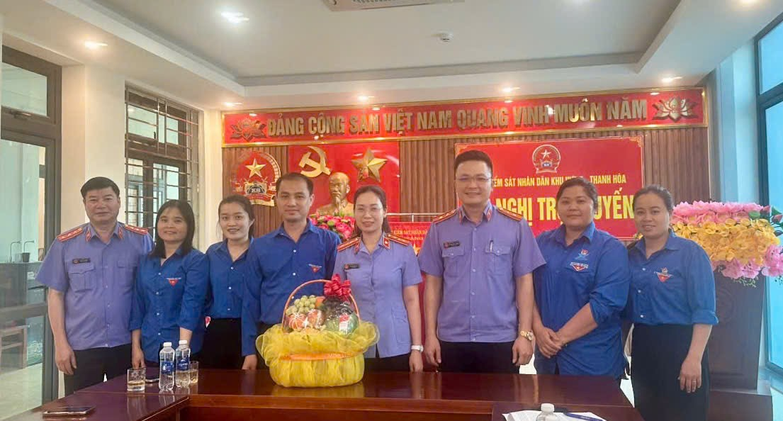 Ảnh: Lãnh đạo đơn vi chụp ảnh lưu niệm cùng Đoàn viên trong đơn vị