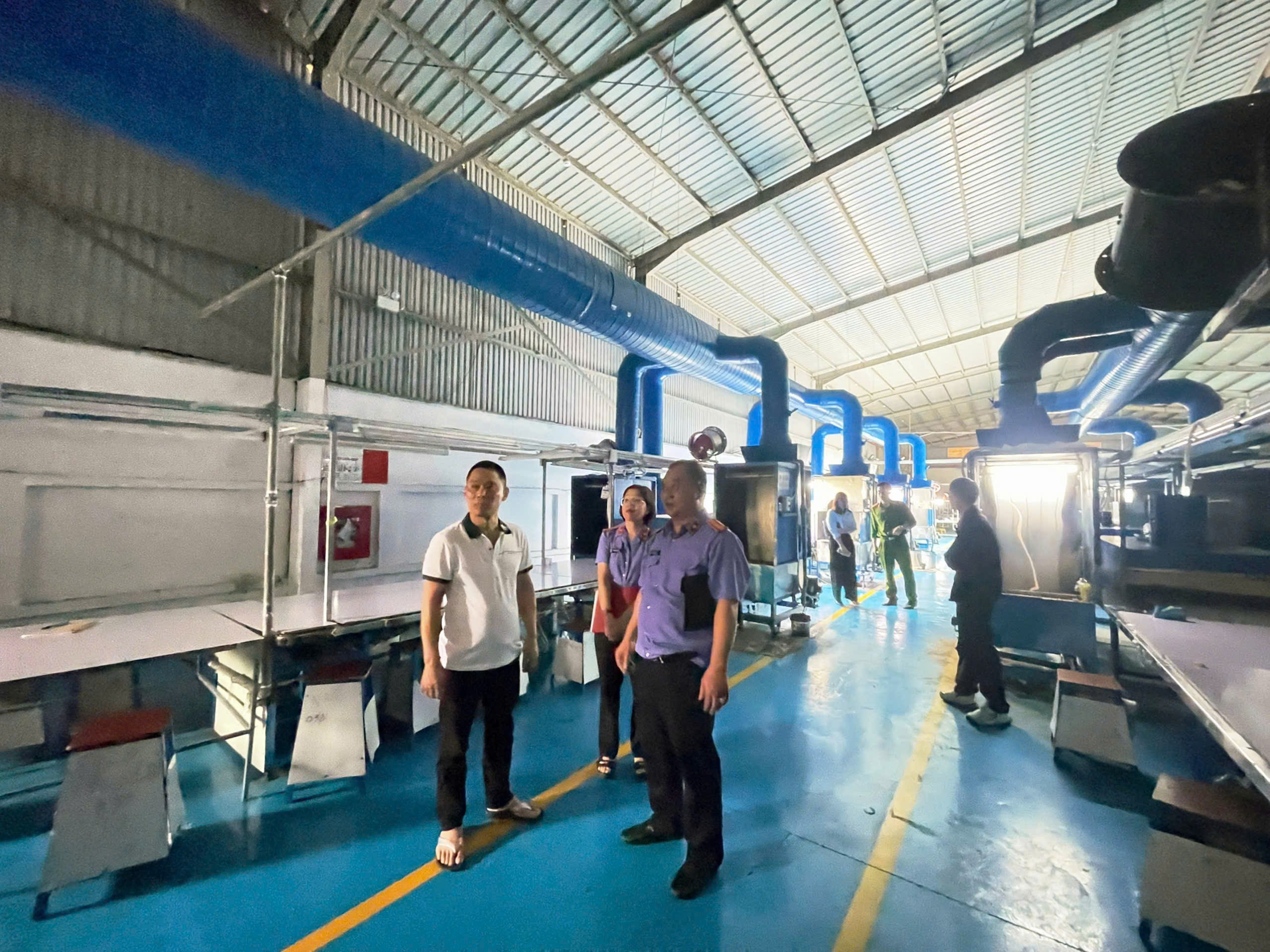 Ảnh: Đoàn kiểm sát kiểm tra hệ thống xả thải của công ty TNHH gia công vật liệu giày Shuntai