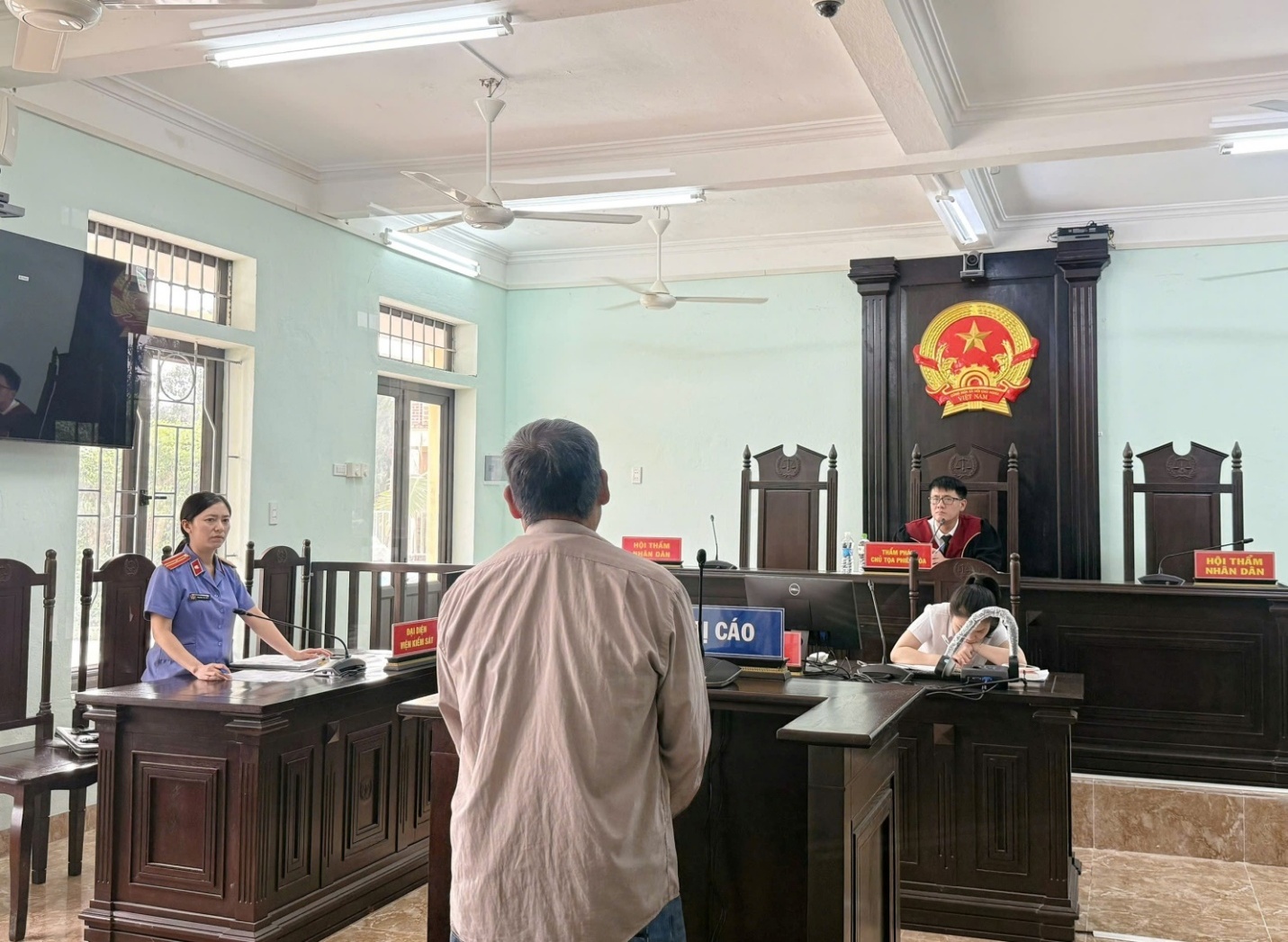 Ảnh: Kiểm sát viên xét hỏi bị cáo tại phiên tòa