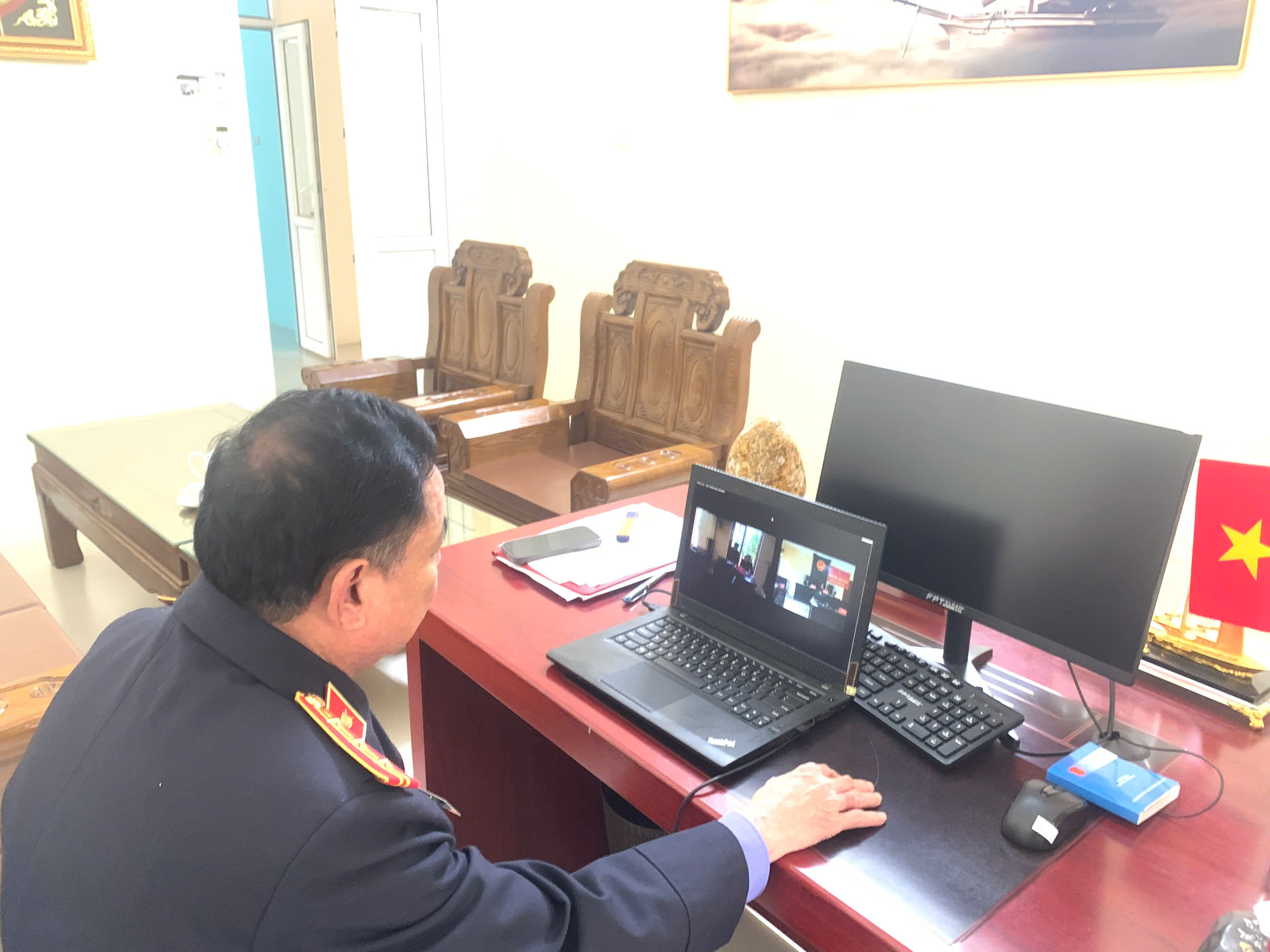 Ảnh: Đồng chí Võ Minh Toàn - Viện trưởng VKSND khu vực 11 theo dõi phiên toà