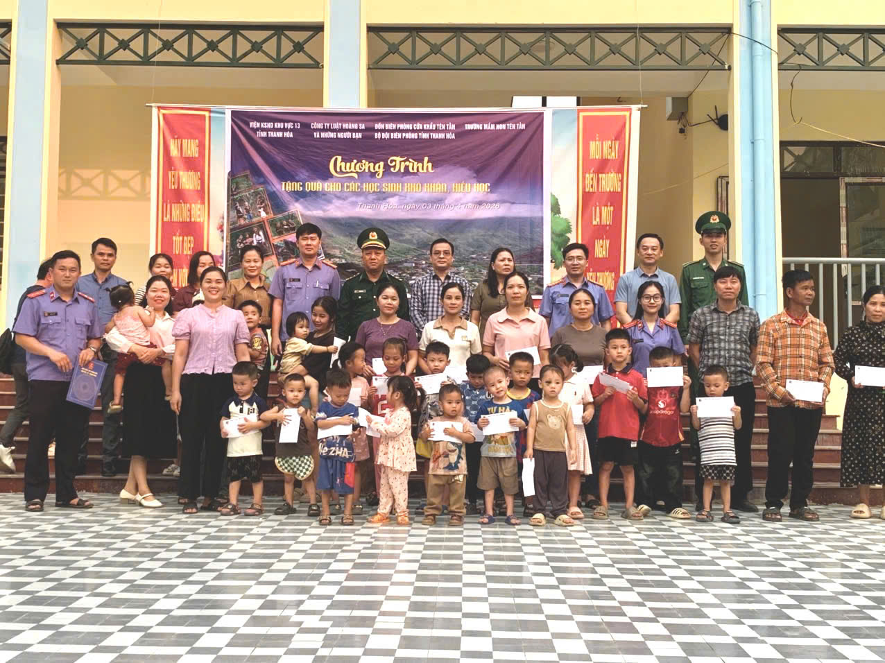 Ảnh: Toàn cảnh Chương trình tặng quà cho các học sinh khó khăn, hiếu học