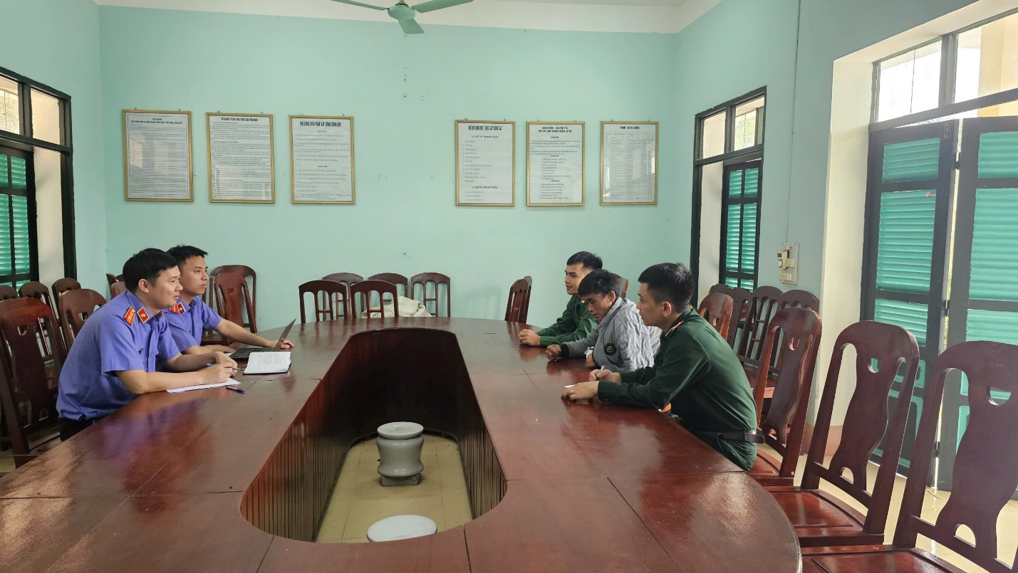 Ảnh: Kiểm sát Viện VKSND khu vực 13 - Thanh Hoá tiến hành lấy lời khai đối tượng