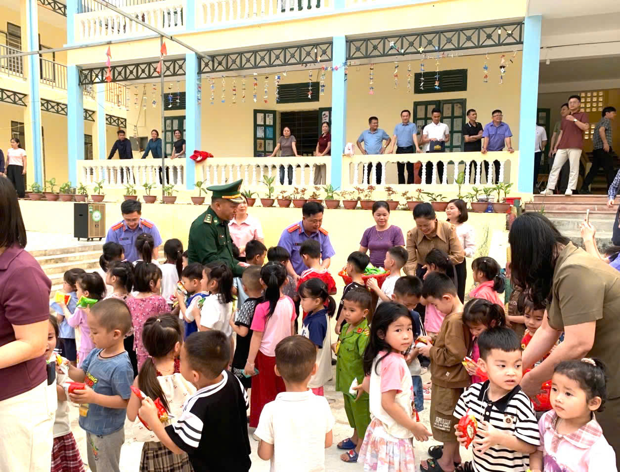 Ảnh: VKSND khu vực 13 - Thanh Hoá trao quà cho các em học sinh Trường Mầm non Tén Tằn