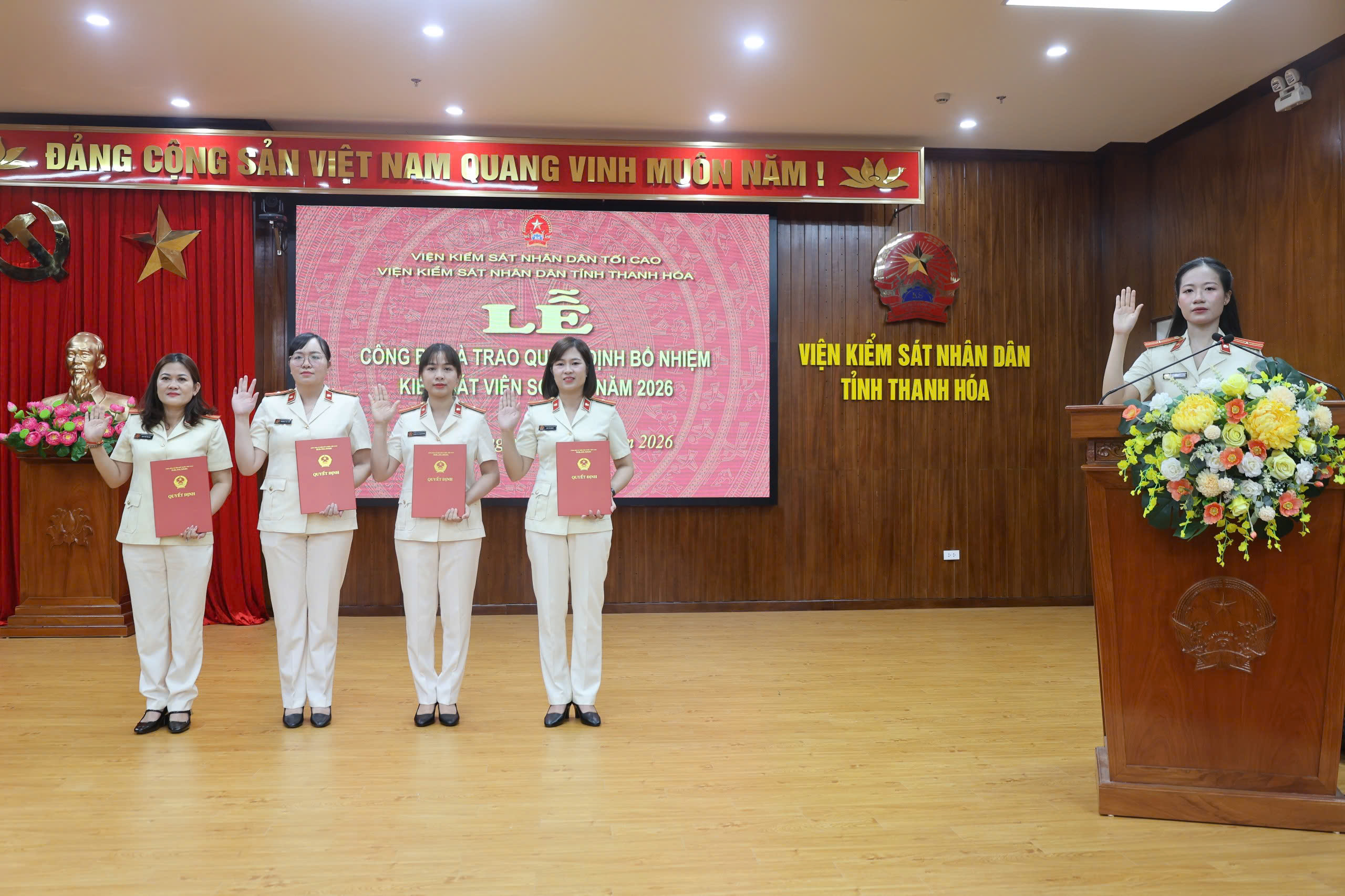 Ảnh: Đồng chí Nguyễn Thị Quyên, Kiểm sát viên sơ cấp, Văn phòng VKSND tỉnh thay mặt các Kiểm sát viên mới được bổ nhiệm tuyên thệ.