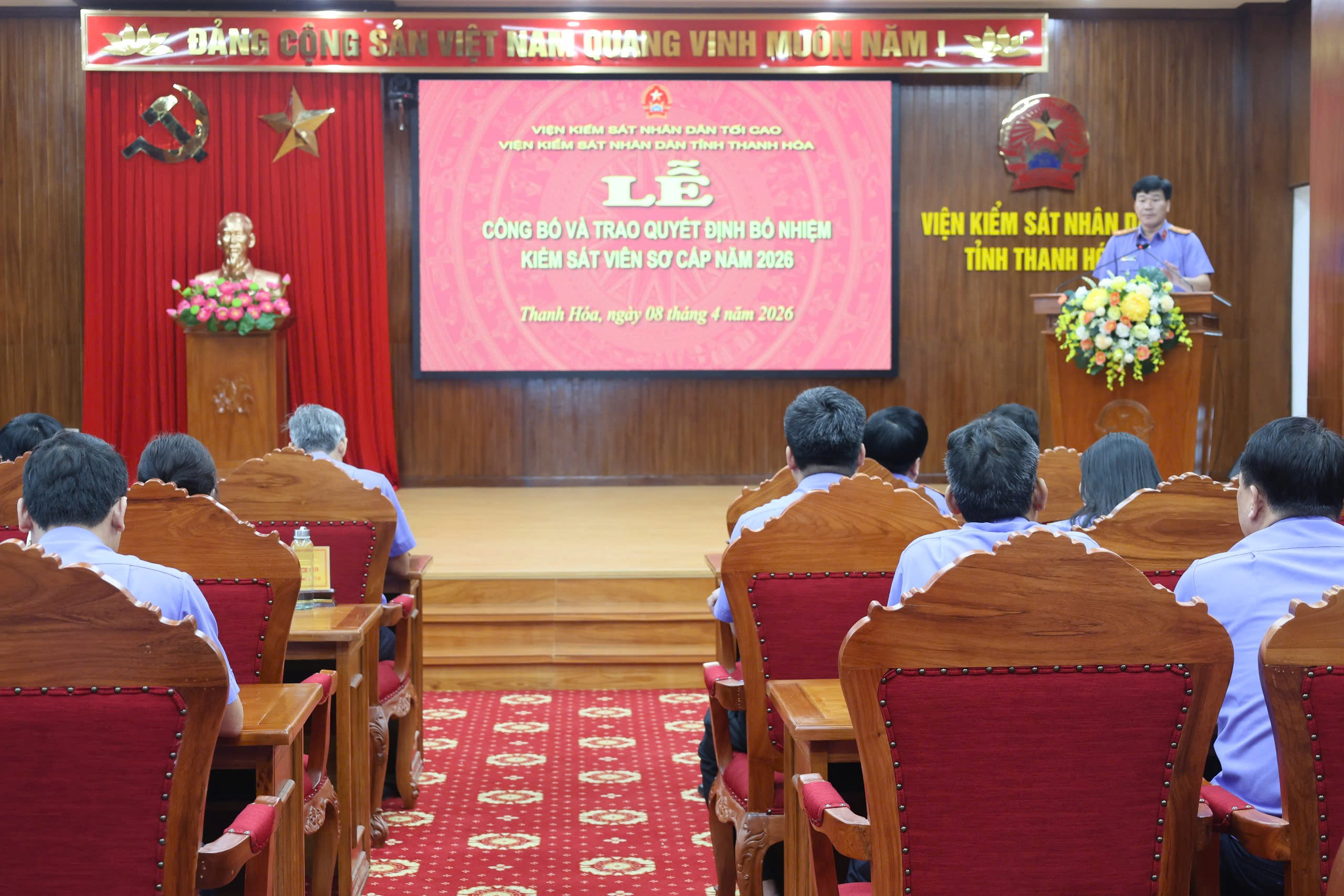 Ảnh: Đồng chí Đinh Viết Sơn, Trưởng phòng Tổ chức cán bộ VKSND tỉnh công bố các Quyết định bổ nhiệm chức danh Kiểm sát viên sơ cấp