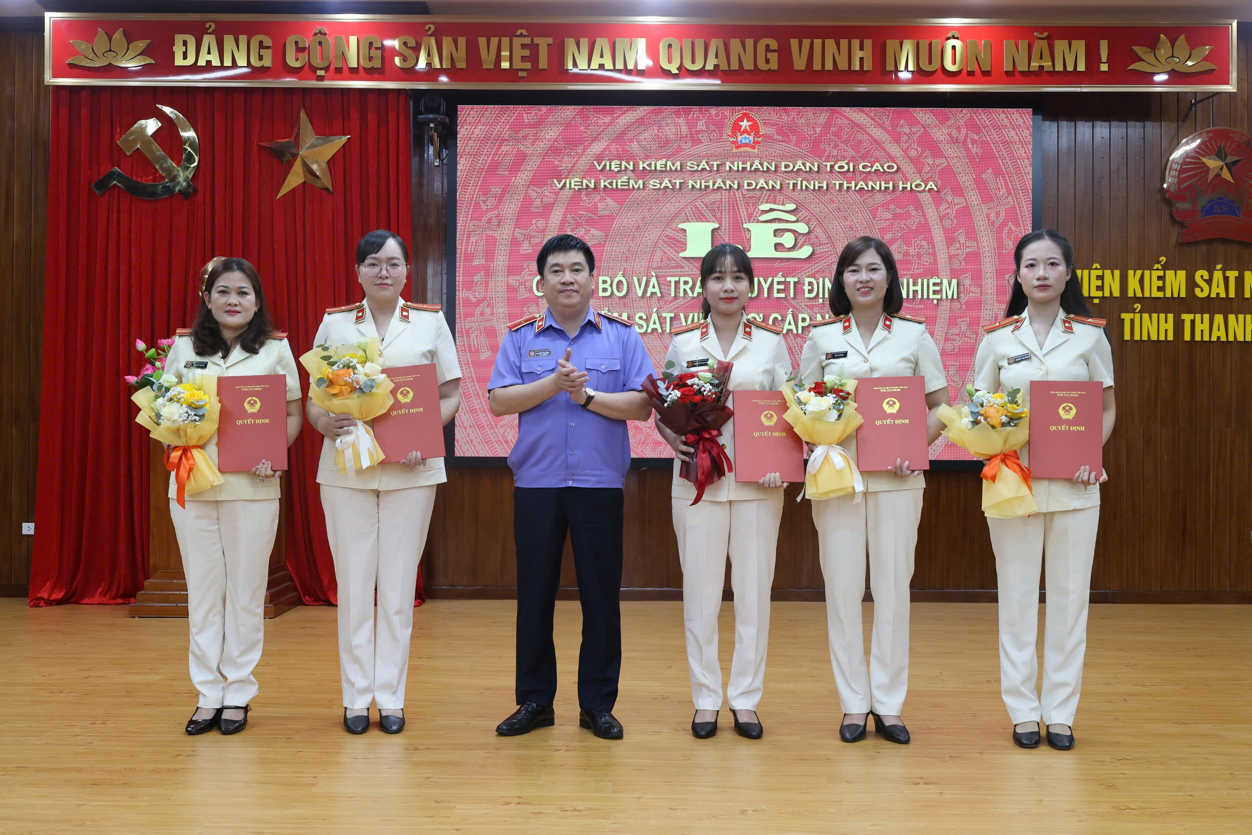 Ảnh: Đồng chí Nguyễn Tiến Dũng, Viện trưởng VKSND tỉnh trao Quyết định bổ nhiệm cho 05 đồng chí Kiểm sát viên sơ cấp