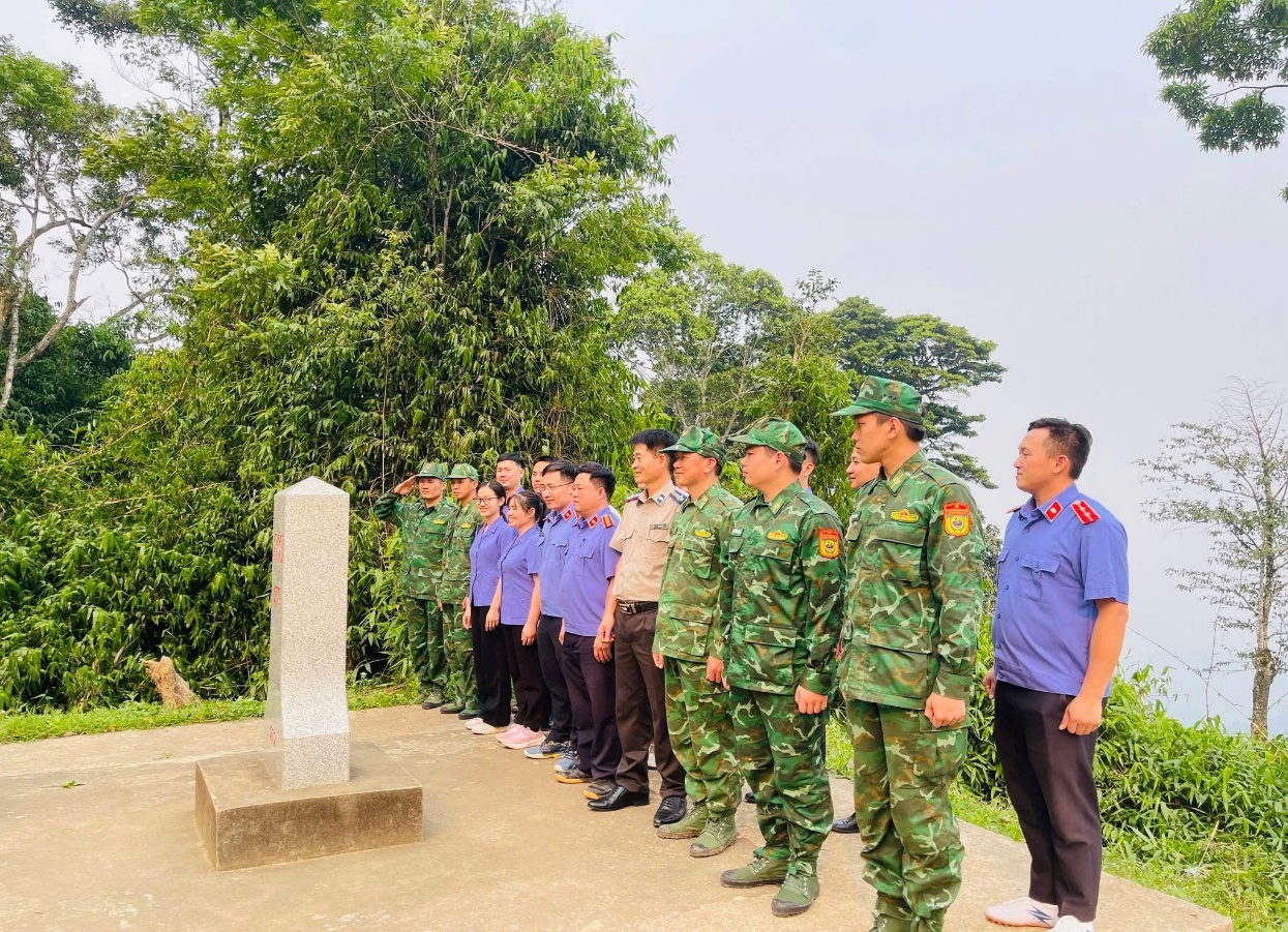 Ảnh: VKSND khu vực 13 - Thanh Hoá tham gia hoạt động hướng về biên giới