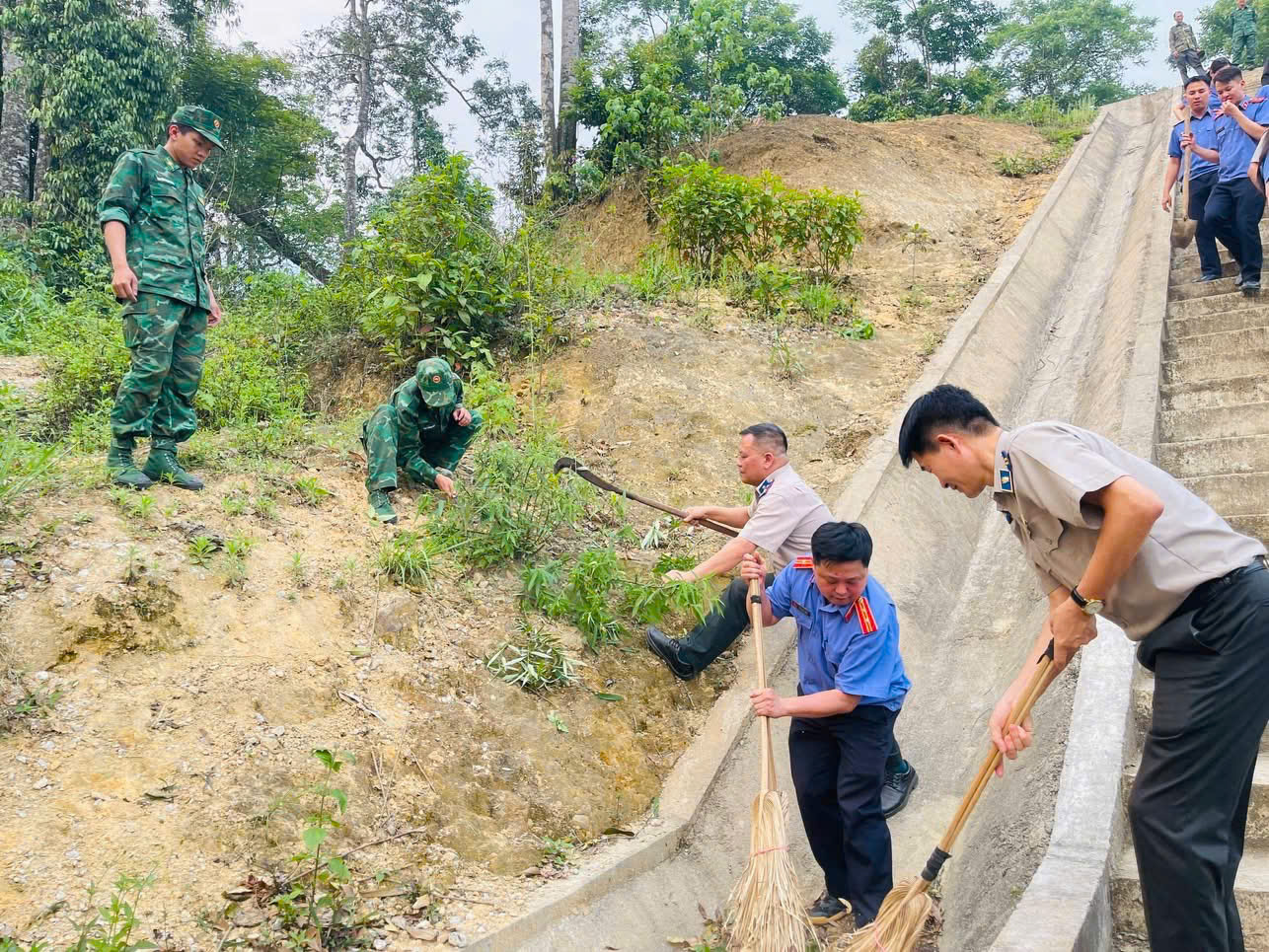 Ảnh: VKSND khu vực 13 - Thanh Hoá tham gia các hoạt động bảo vệ môi trường
