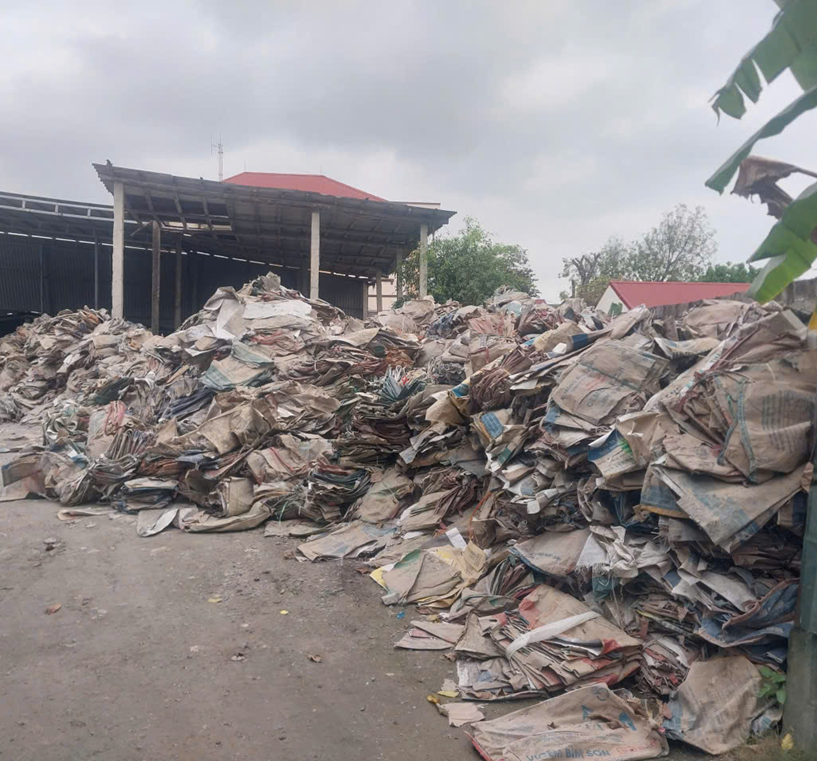 Hình tại cơ sở tái chế phế liệu, bao bì hộ ông Lê Thế Khang