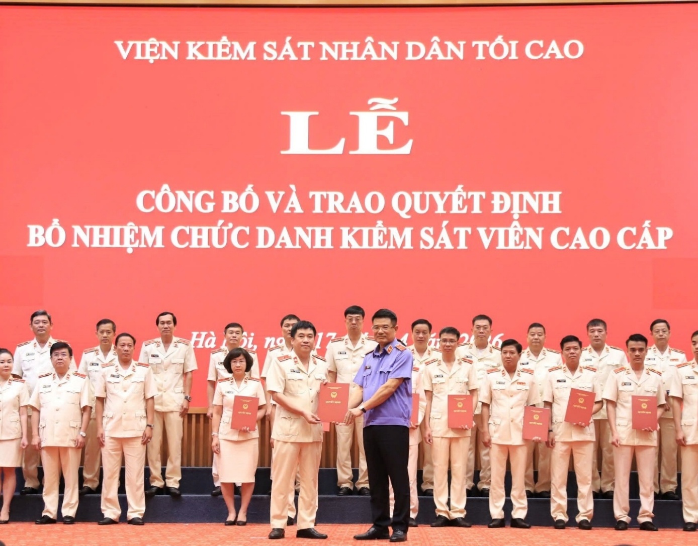 Ảnh: Đồng chí Nguyễn Huy Tiến, Ủy viên Trung ương Đảng, Bí thư Đảng ủy, Viện trưởng VKSND tối cao trao Quyết định bổ nhiệm chức danh Kiểm sát viên cao cấp cho đồng chí Nguyễn Tiến Dũng, Viện trưởng VKSND tỉnh Thanh Hóa