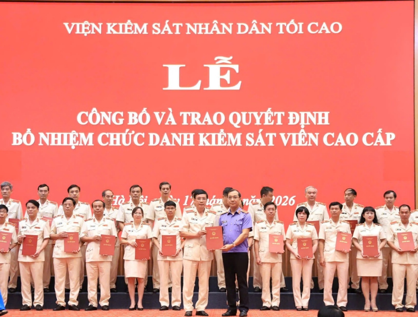 Ảnh: Đồng chí Hồ Đức Anh, Phó Viện trưởng Thường trực VKSND tối cao trao Quyết định bổ nhiệm chức danh Kiểm sát viên cao cấp cho đồng chí Lê Quang Hải, Phó Viện trưởng VKSND tỉnh Thanh Hóa