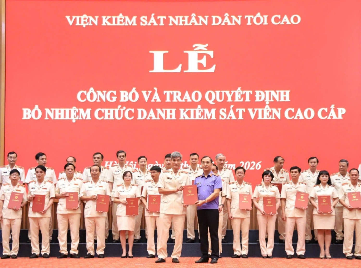 Ảnh: Đồng chí Hồ Đức Anh, Phó Viện trưởng Thường trực VKSND tối cao trao Quyết định bổ nhiệm chức danh Kiểm sát viên cao cấp cho đồng chí Lê Đức Tùng, Phó Viện trưởng VKSND tỉnh Thanh Hóa