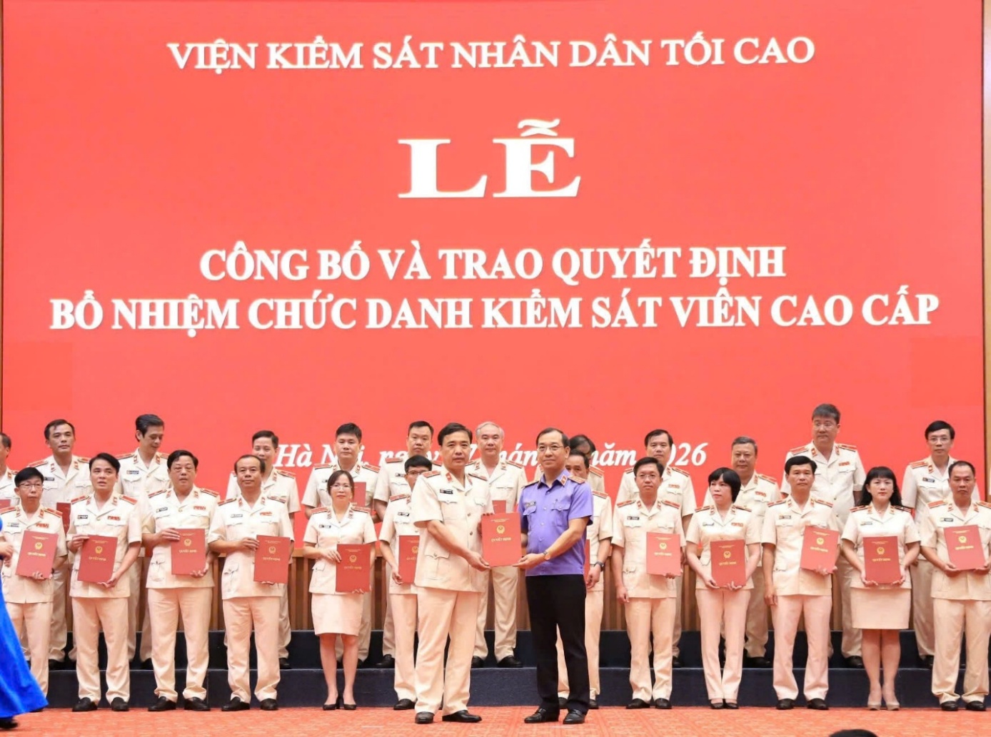 Ảnh: Đồng chí Hồ Đức Anh, Phó Viện trưởng Thường trực VKSND tối cao trao Quyết định bổ nhiệm chức danh Kiểm sát viên cao cấp cho đồng chí Vũ Xuân Thoan, Phó Viện trưởng VKSND tỉnh Thanh Hóa