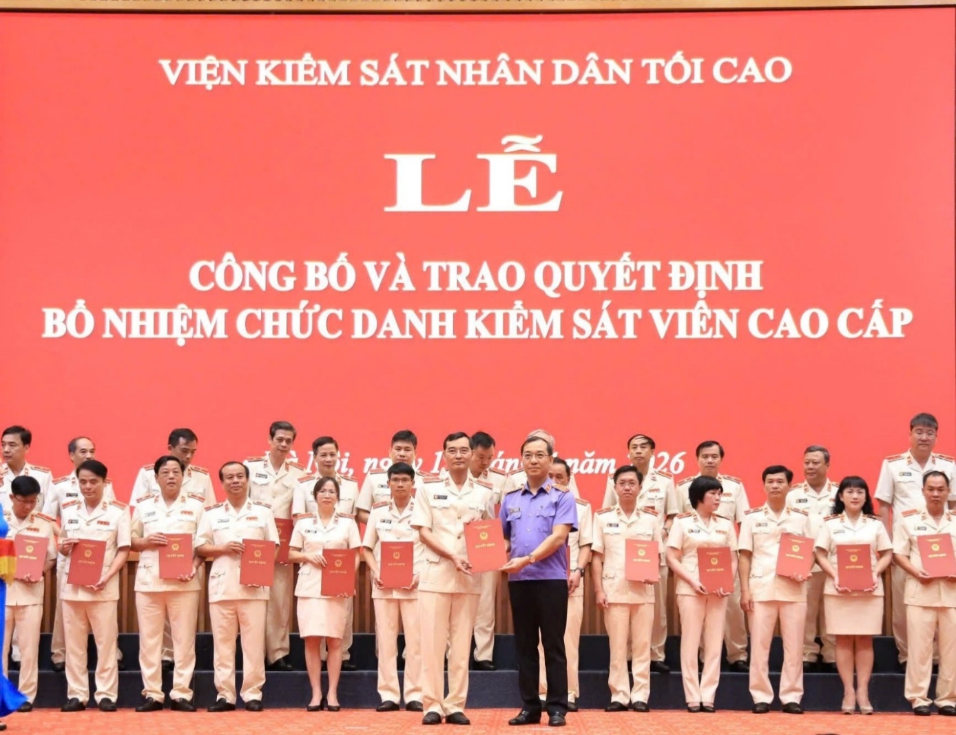 Ảnh: Đồng chí Hồ Đức Anh, Phó Viện trưởng Thường trực VKSND tối cao trao Quyết định bổ nhiệm chức danh Kiểm sát viên cao cấp cho đồng chí Nguyễn Đức Thanh, Phó Viện trưởng VKSND tỉnh Thanh Hóa