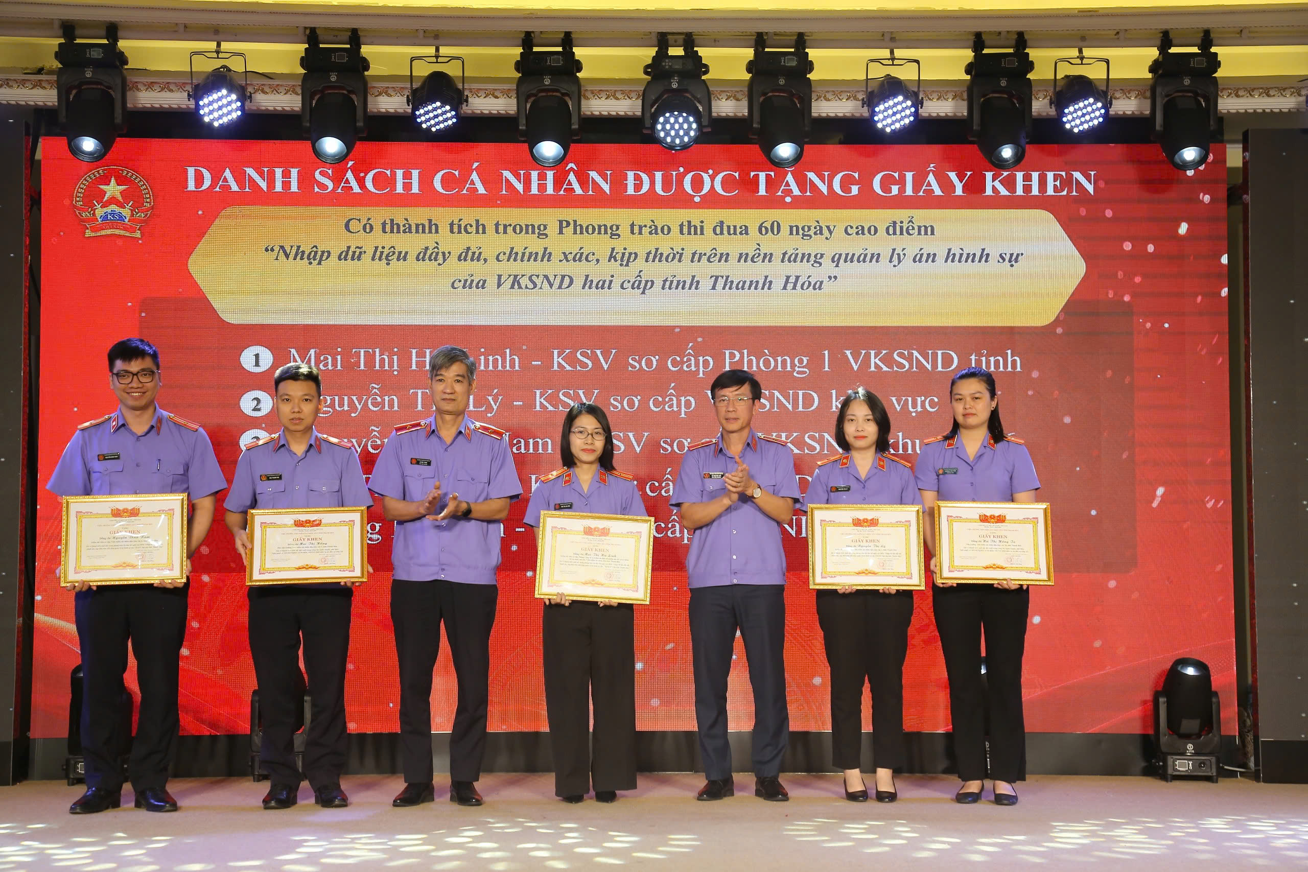 Ảnh:  Các đồng chí Phó Viện trưởng: Lê Đức Tùng và Lê Quang Hải tặng Giấy khen cho cá nhân có thành tích trong phong trào thi đua 60 ngày cao điểm nhập dữ liệu nền tảng QLAHS