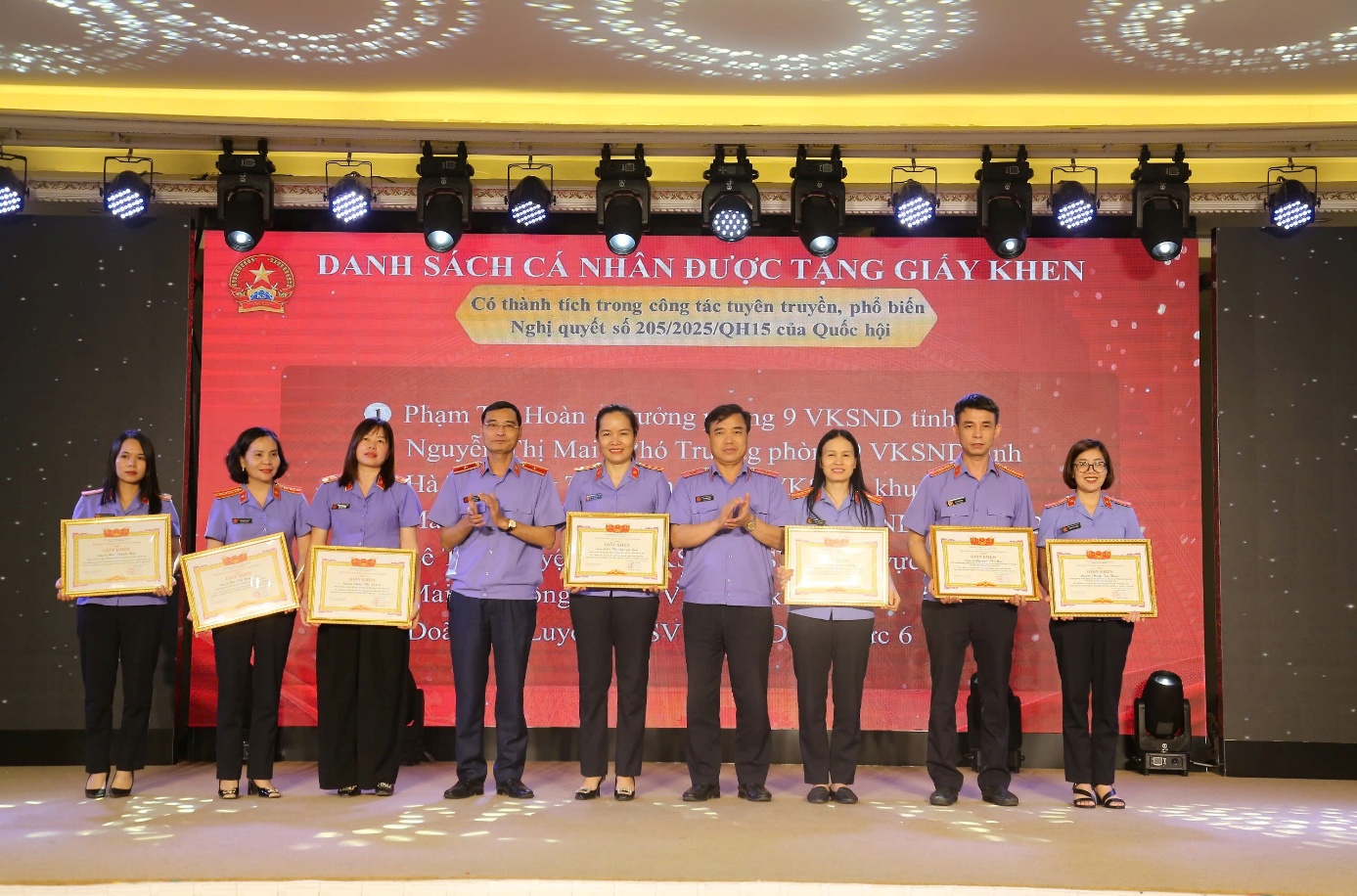 Ảnh:  Các đồng chí Phó Viện trưởng: Vũ Xuân Thoan và Nguyễn Đức Thanh tặng Giấy khen cho cá nhân có thành tích trong thực hiện NQ205/2025/QH14 về thực hiện thí điểm VKSND khởi kiện vụ án dân  