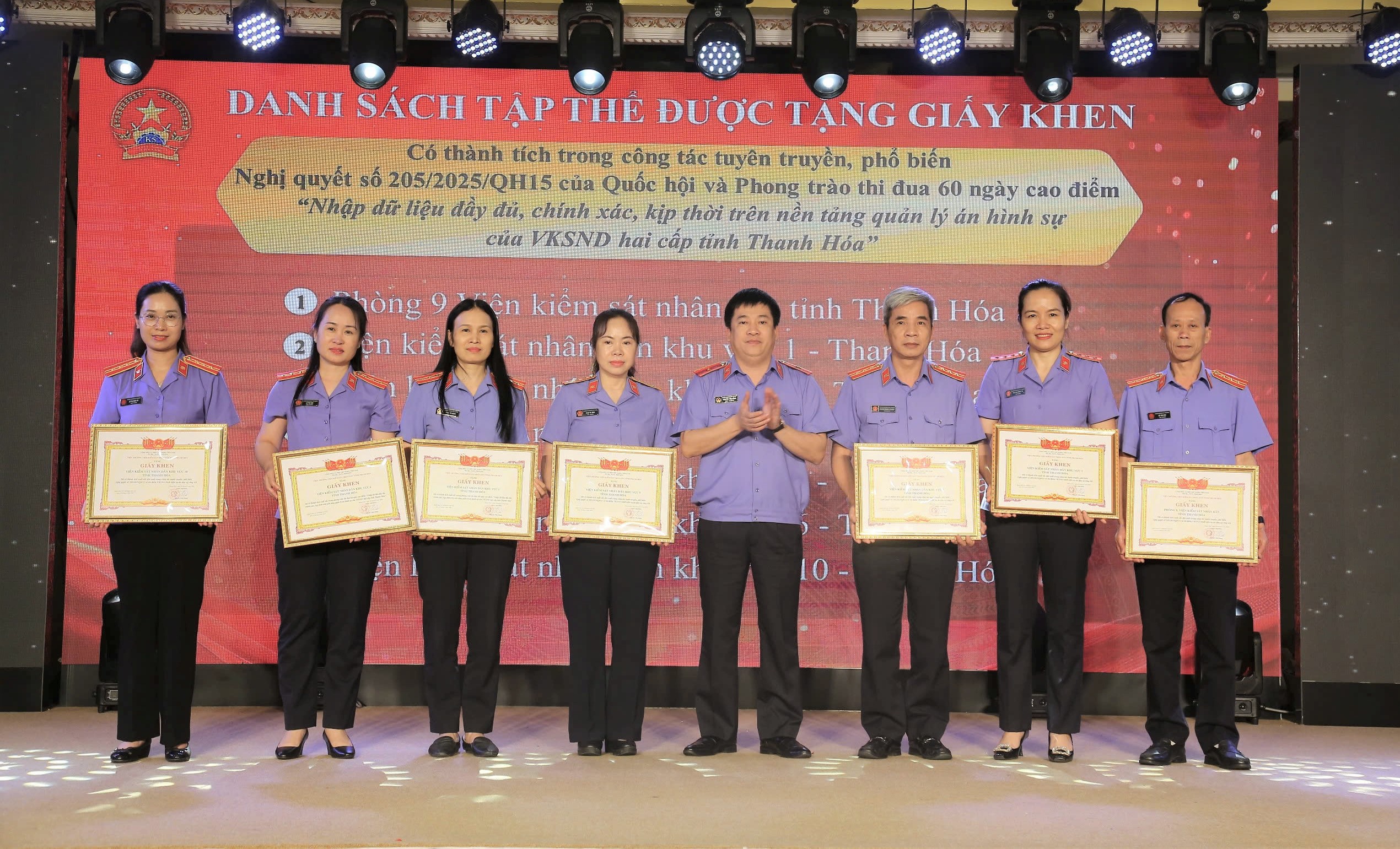 Ảnh: Đồng chí Nguyễn Tiến Dũng, Viện trưởng VKSND tỉnh tặng Giấy khen cho các tập thể có thành tích trong thực hiện Nghị quyết 205/2025/QH15 và phong trào thi đua nhập dữ liệu nền tảng QLAHS