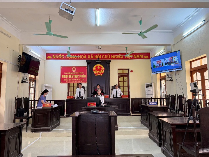 Hình ảnh Kiểm sát viên VKSND khu vực 3 tham gia phiên tòa trực tuyến tại điểm cầu trung tâm