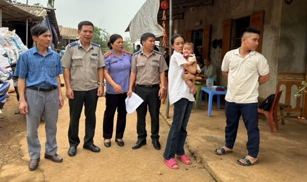 Ảnh: Cháu Bùi Hồng Ánh trong vòng tay mẹ sau khi được bàn giao