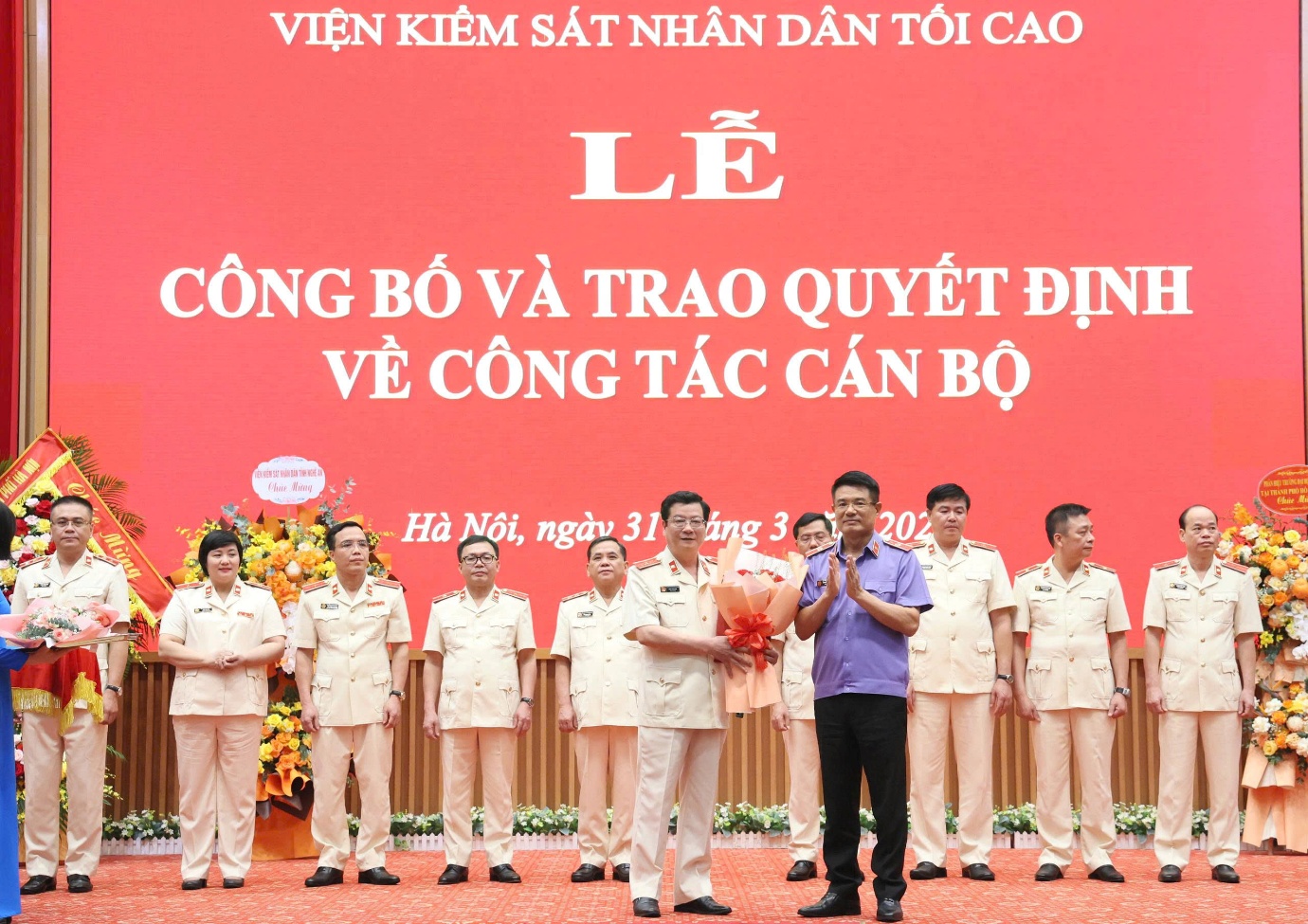 Ảnh: Đồng chí Nguyễn Huy Tiến, Viện trưởng VKSND tối cao trao  quyết định điều động, bổ nhiệm đồng chí Trần Thế Kính  giữ chức vụ Vụ trưởng Vụ 9 VKSND tối cao