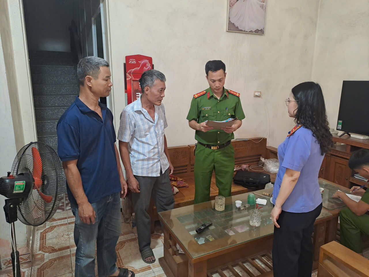 Ảnh: Kiểm sát viên VKSND tỉnh Thanh Hóa kiểm sát việc đọc Lệnh khám xét tại nhà đối tượng Lê Văn Trung