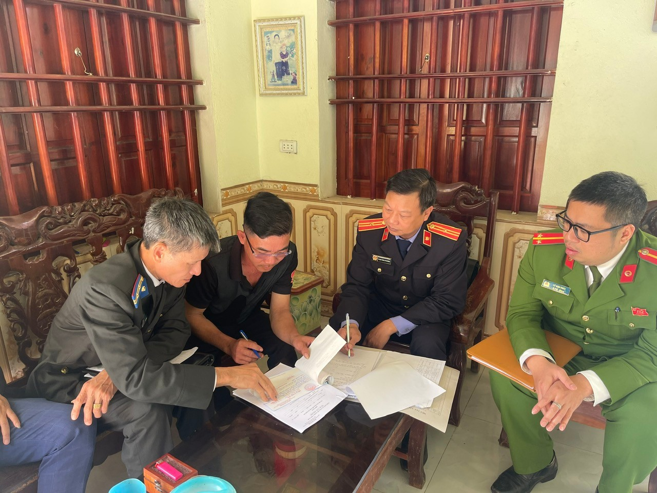 Hình ảnh Kiểm sát viên VKSND khu vực 5 trực tiếp xác minh, làm việc với người phải thi hành án