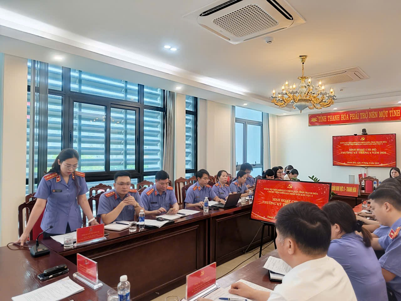 Đ/c Lê Thị Ngọc Hà - Bí thư chi bộ, Viện trưởng VKSND khu vực 5 đánh giá kết quả thực hiện nhiệm vụ và gợi mở các nội dung thảo luận