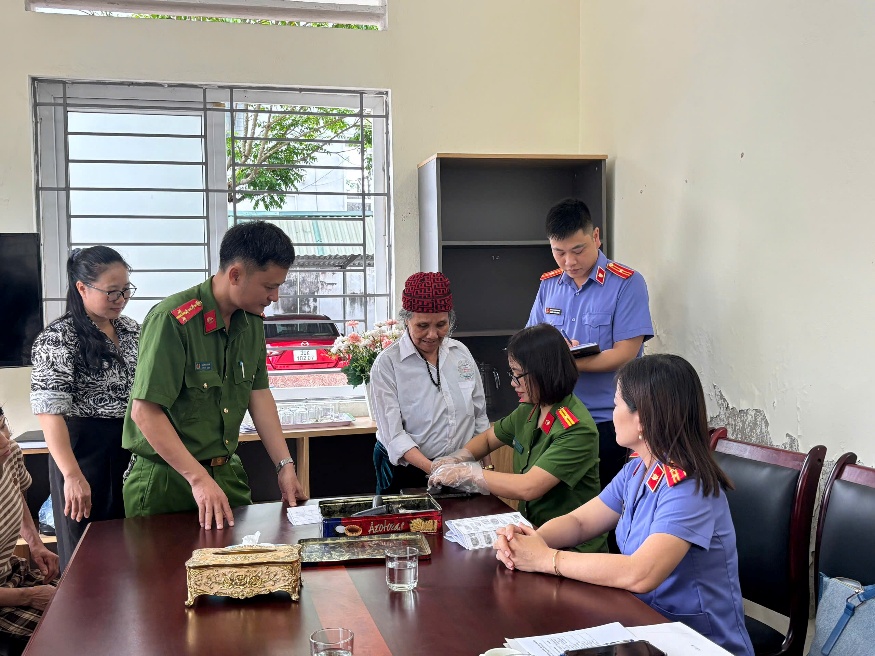 VKSND khu vực 4, Trung tâm bảo trợ xã hội số 02 tỉnh Thanh Hóa và Công an phường Sầm Sơn phối hợp thực hiện việc xác minh, tạo lập dữ liệu dân cư để cấp Căn cước cho các đối tượng là nhóm yếu thế