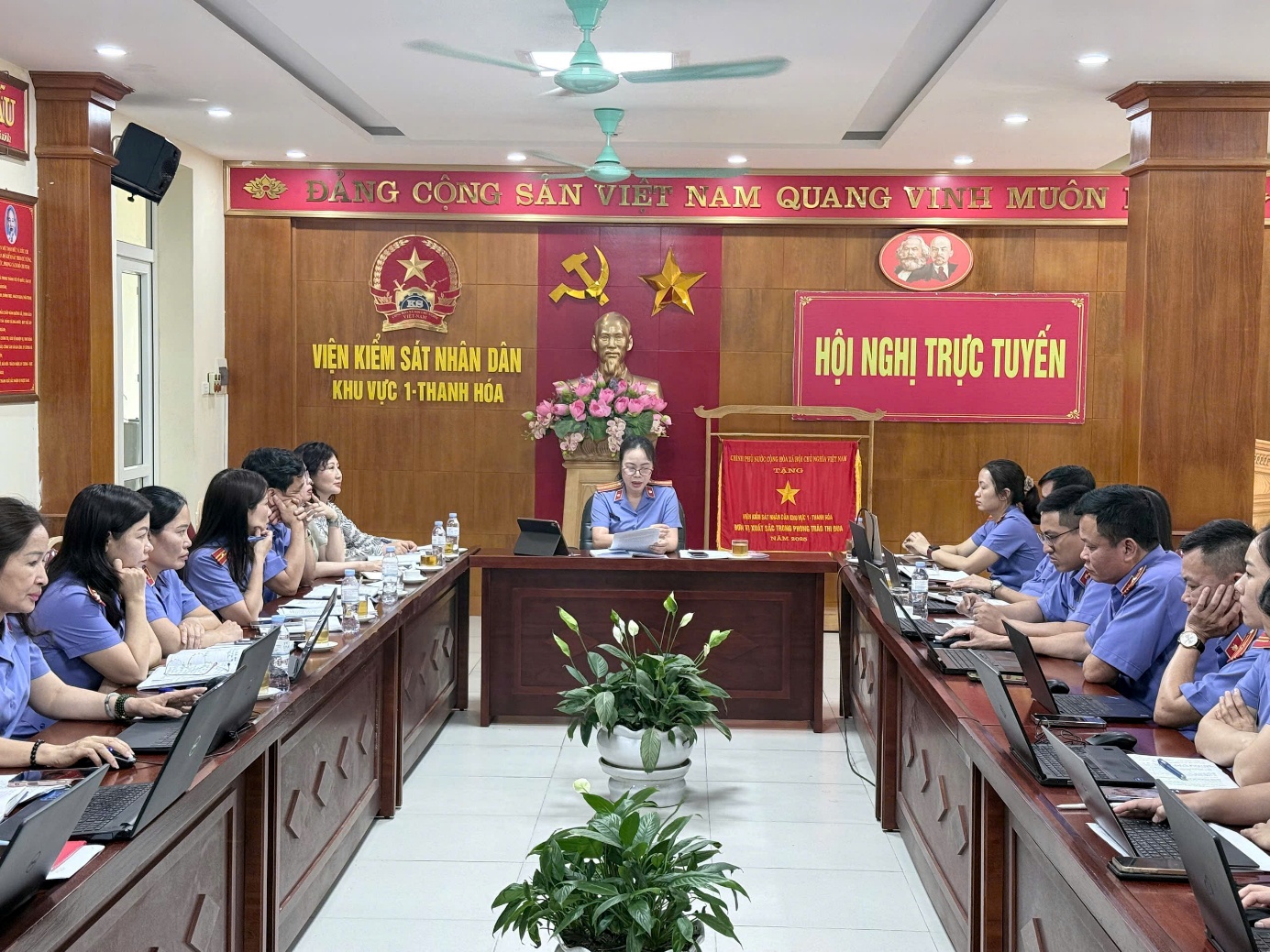 Ảnh: Đ/c Phan Thị Bình - Ủy viên BCH Đảng bộ, Bí thư Chi bộ điều hành buổi sinh hoạt
