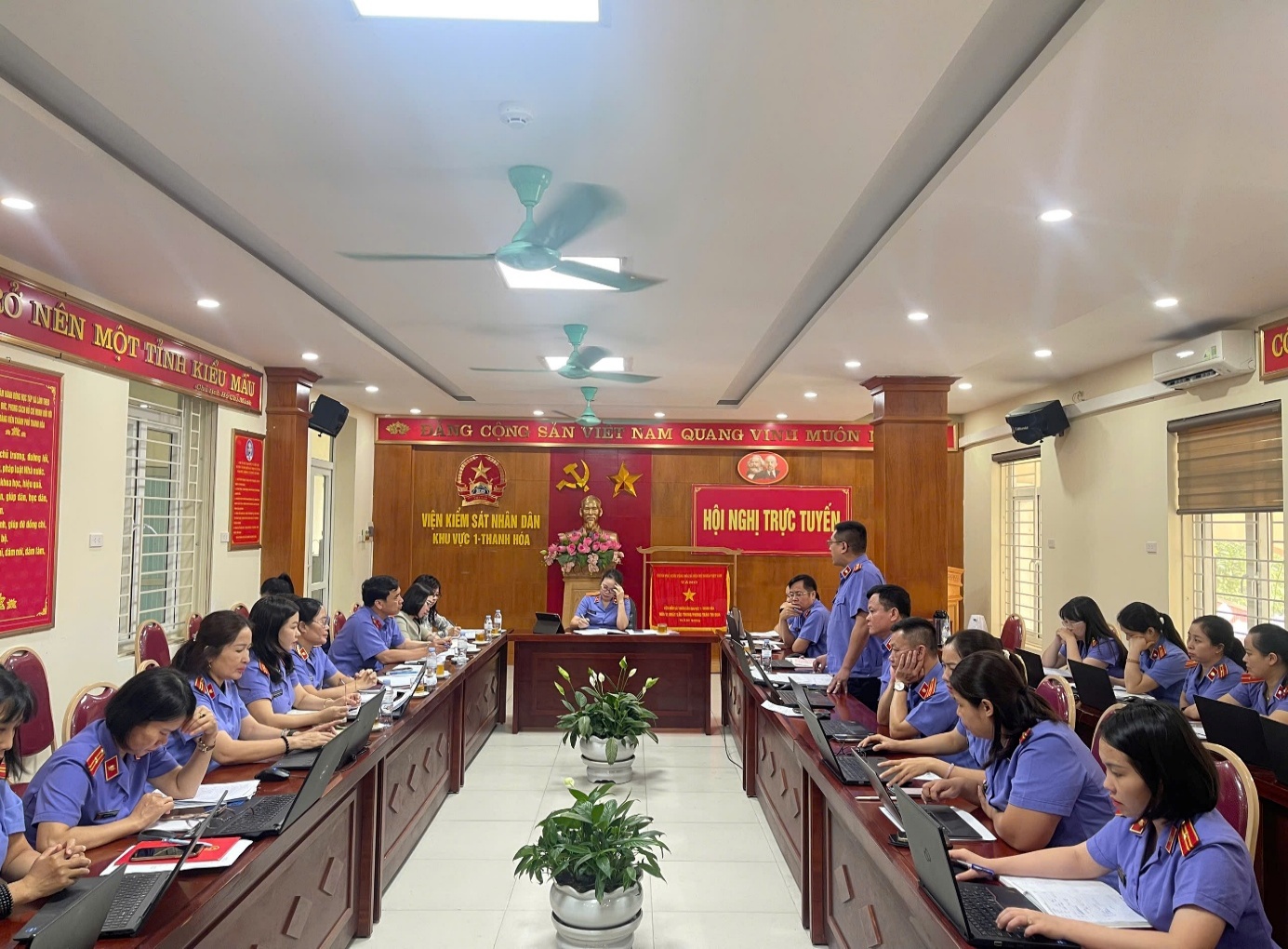 Ảnh: Đảng viên trong chi bộ thảo luận