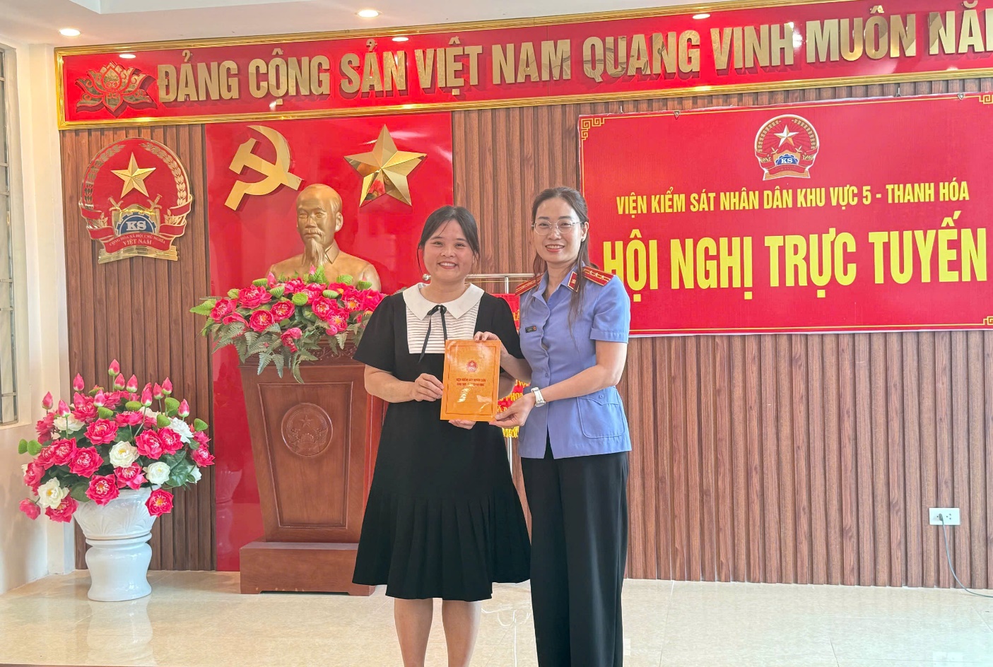 Ảnh: Đồng chí Lê Thị Ngọc Hà - Bí thư Chi bộ, Viện trưởng trao giải nhất cuộc thi