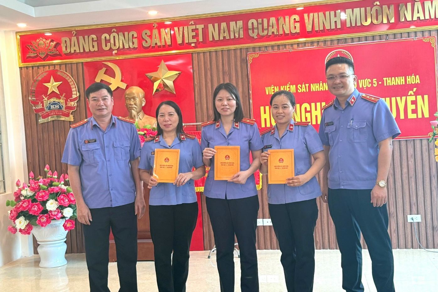 Ảnh: Trao giải ba cuộc thi