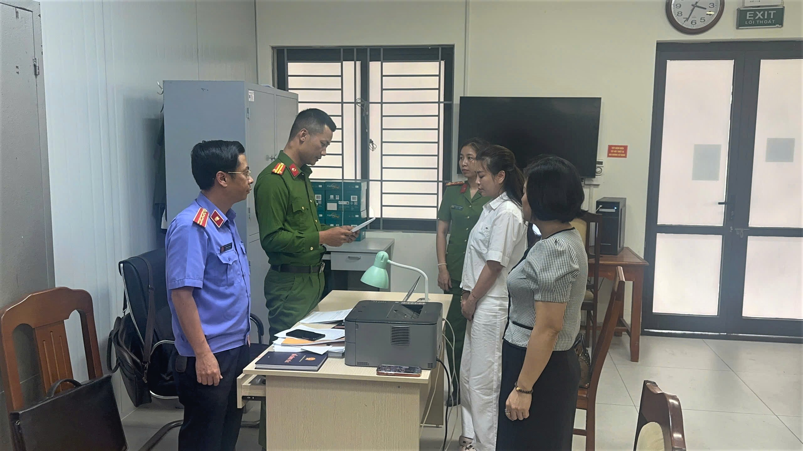 Ảnh: Kiểm sát viên Viện kiểm sát nhân dân tỉnh Thanh Hóa kiểm sát việc công bố Quyết định khởi tố bị can và thi hành Lệnh tạm giam đối với bị can theo quy định của pháp luật