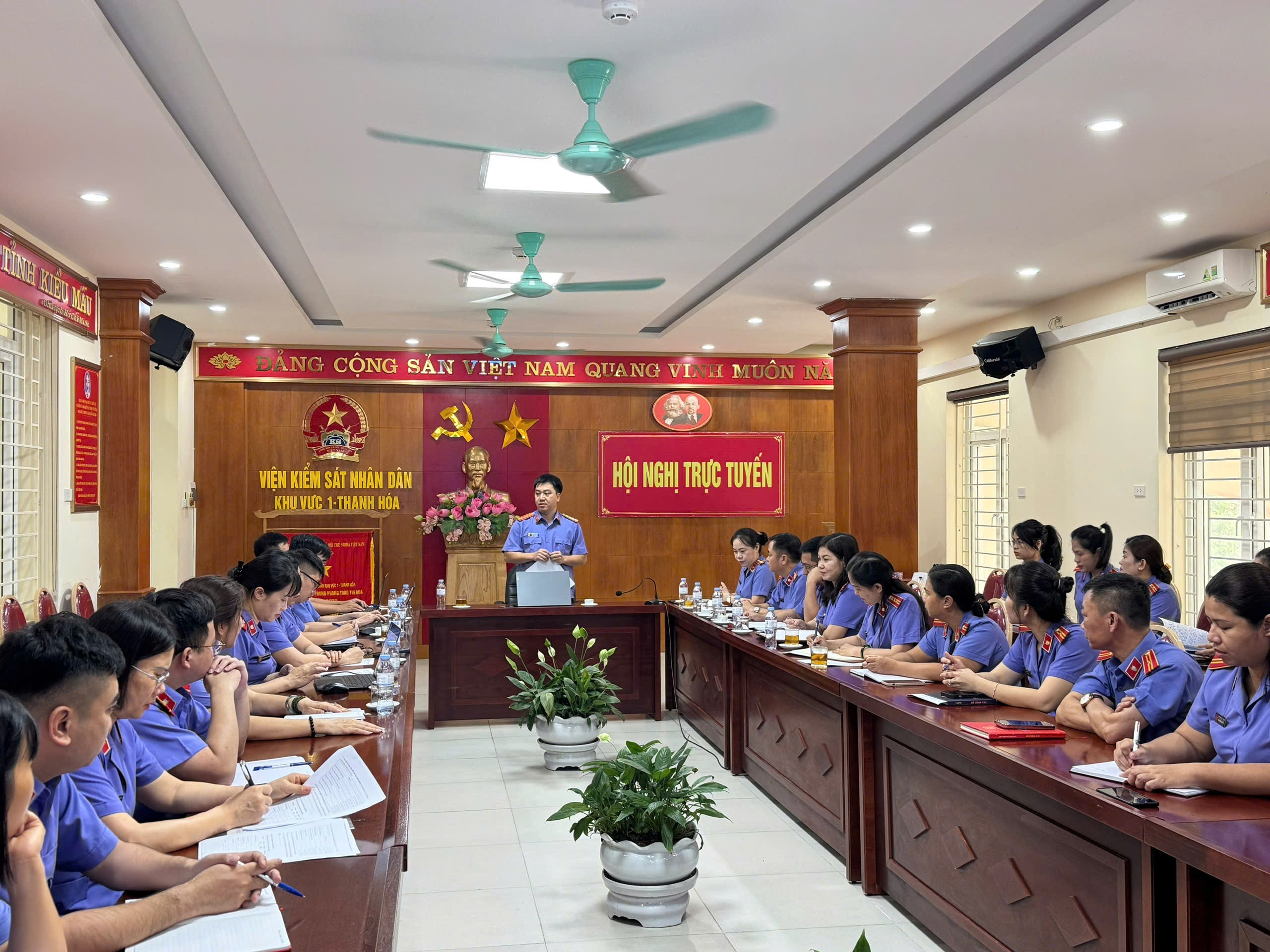 Đồng chí Lưu Văn Hưng – Phó cục trưởng cục 2, VKSND tối cao đại diện Đoàn công tác Cục 2 VKSND tối cao phát biểu trao đổi tại buổi làm việc