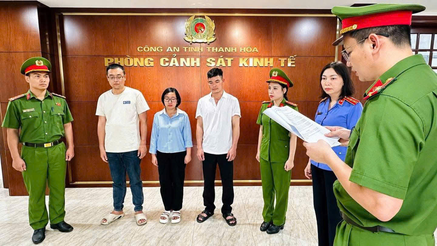 Ảnh: Kiểm sát viên VKSND tỉnh kiểm sát việc công bố Quyết định khởi tố bị can và thi hành biện pháp ngăn chặn đối với các bị can trong vụ án