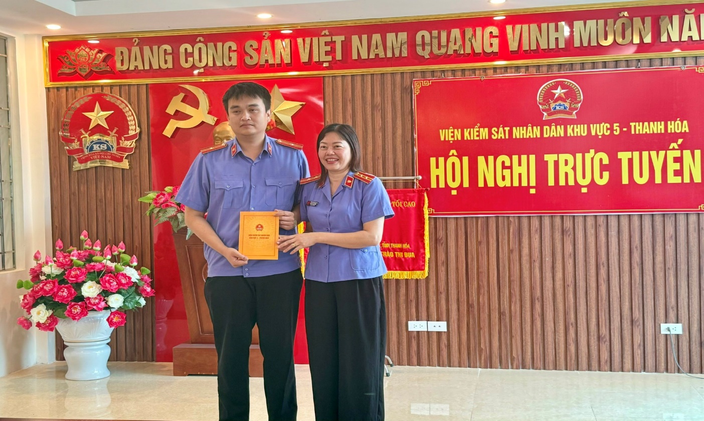 Ảnh: Trao giải nhì cuộc thi
