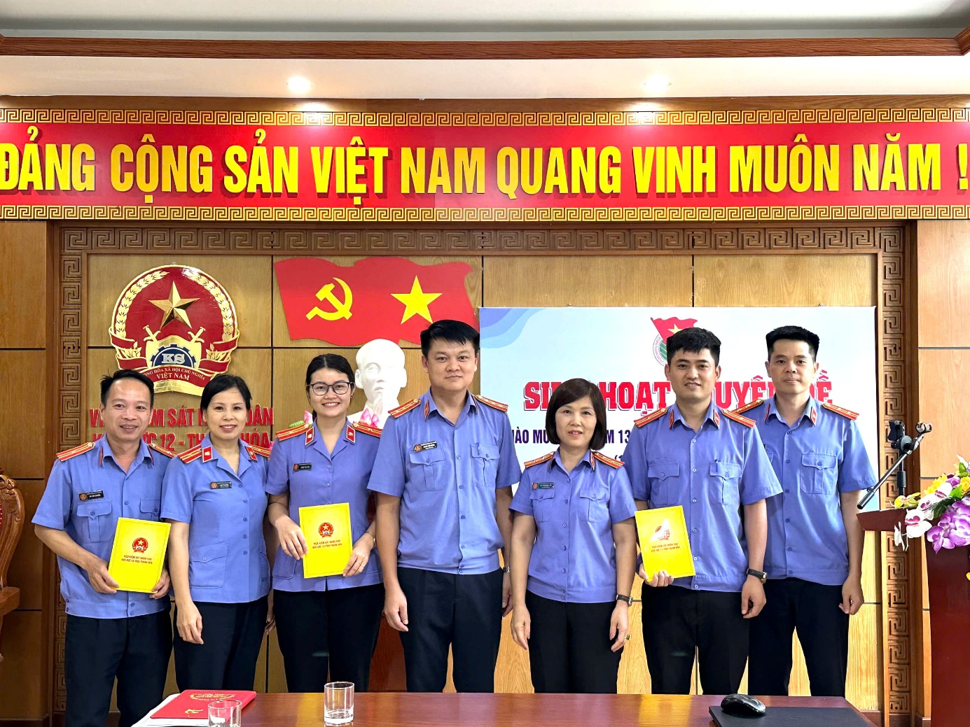 Tập thể lãnh đạo Viện trao giải cho các thí sinh có thành tích xuất sắc