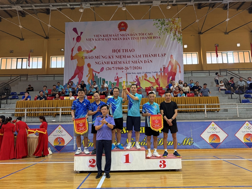 Đồng chí Lê Quang Hải trao giải đôi nam pickleball