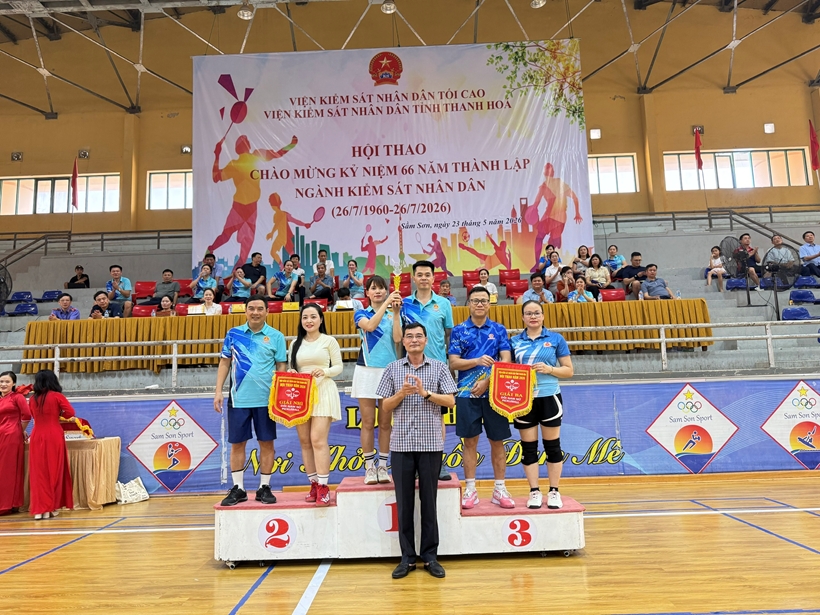 Đồng chí Nguyễn Đức Thanh, Phó Viện trưởng VKSND tỉnh trao giải đôi nam nữ pickleball.