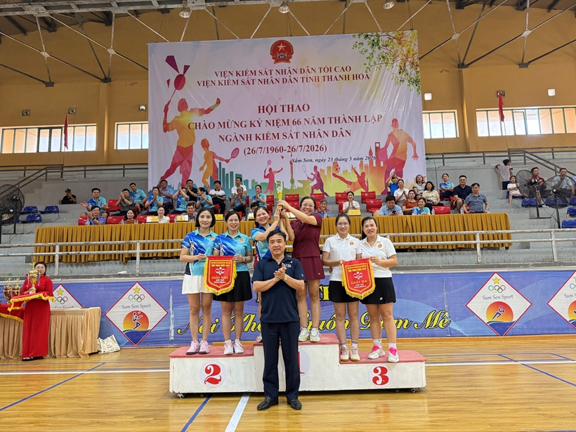 Đồng chí Vũ Xuân Thoan, Phó Viện trưởng VKSND tỉnh trao giải đôi nữ pickleball