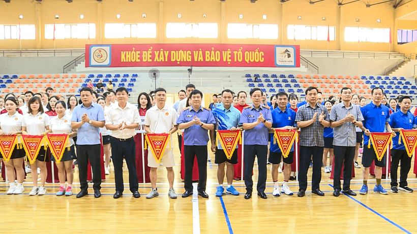 Lãnh đạo Viện Kiểm sát nhân dân tỉnh và phường Sầm Sơn trao tặng cờ lưu niệm cho các đoàn tham dự Hội thao