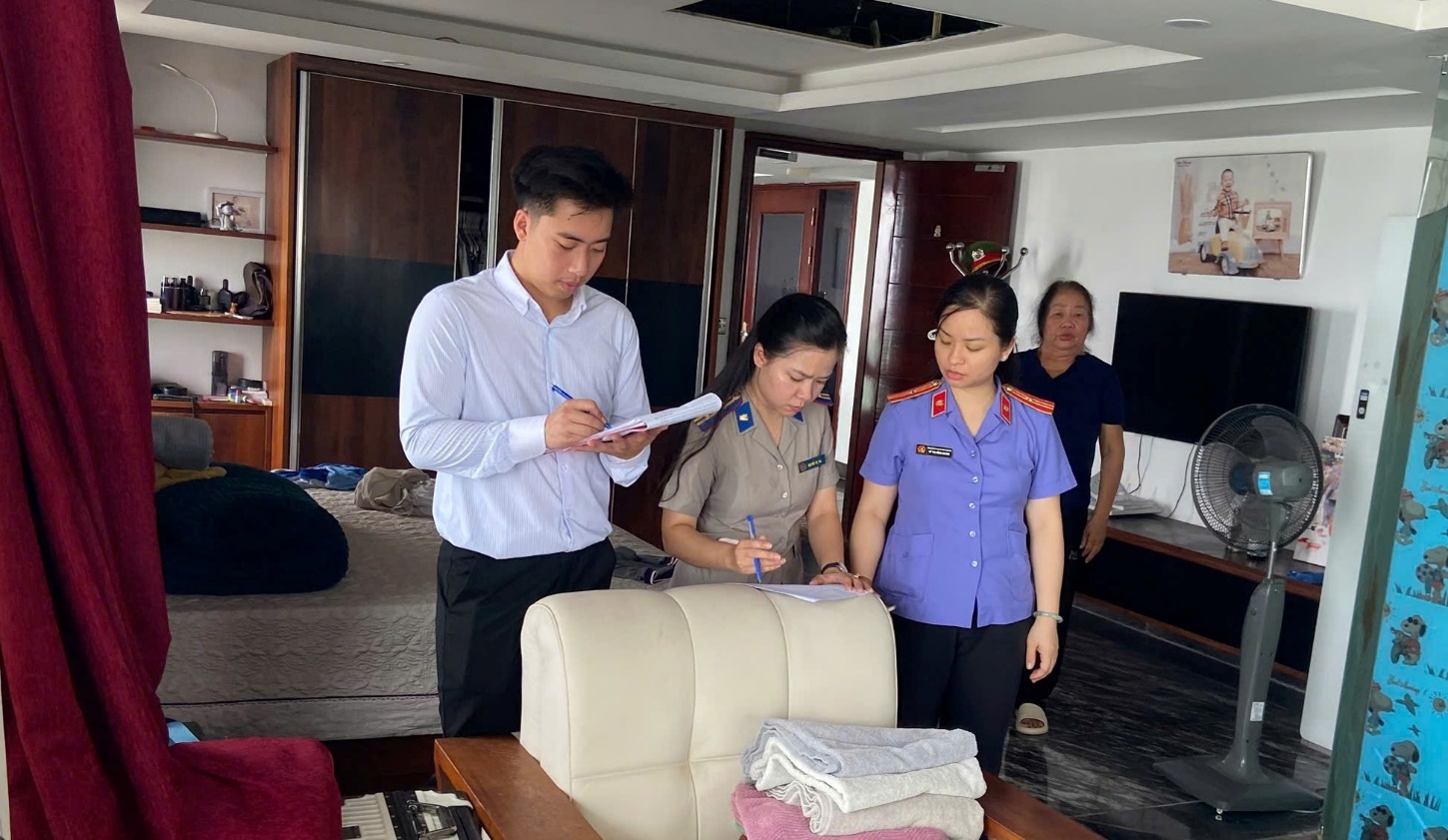 Kiểm sát viên tham gia xác minh hiện trạng tài sản thế chấp tại khu phố Hoà Sơn,  phường Sầm Sơn, tỉnh Thanh Hoá