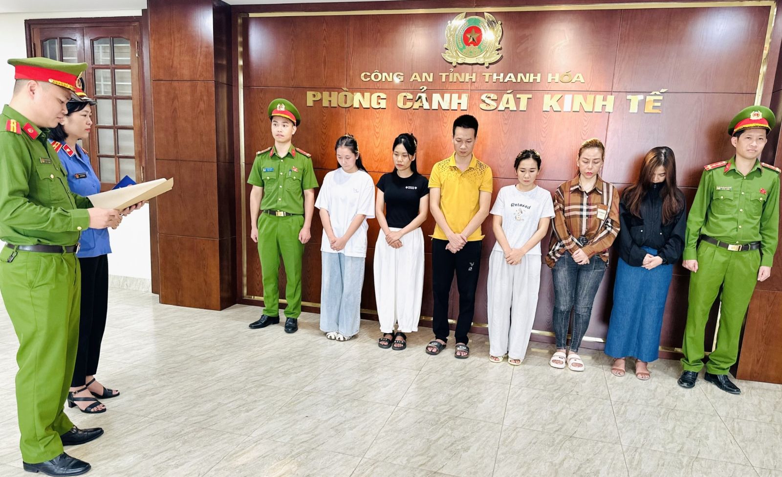 Ảnh: Kiểm sát viên Viện kiểm sát nhân dân tỉnh Thanh Hóa kiểm sát việc công bố Quyết định khởi tố bị can và áp dụng các biện pháp ngăn chặn đối với các bị can trong vụ án