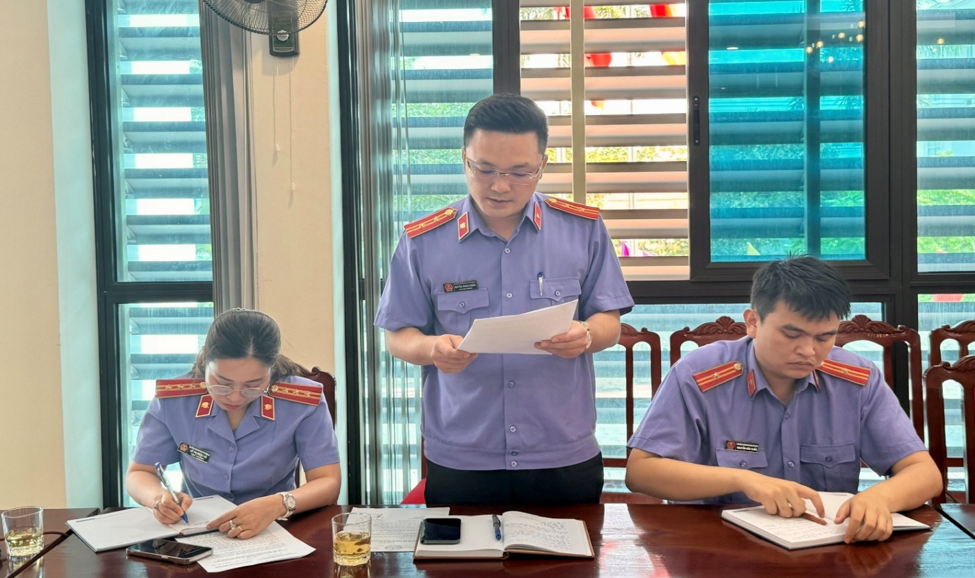 Đồng chí Nguyễn Mạnh Cường, Phó Bí thư Chi bộ VKSND KV5 trình bày báo cáo
