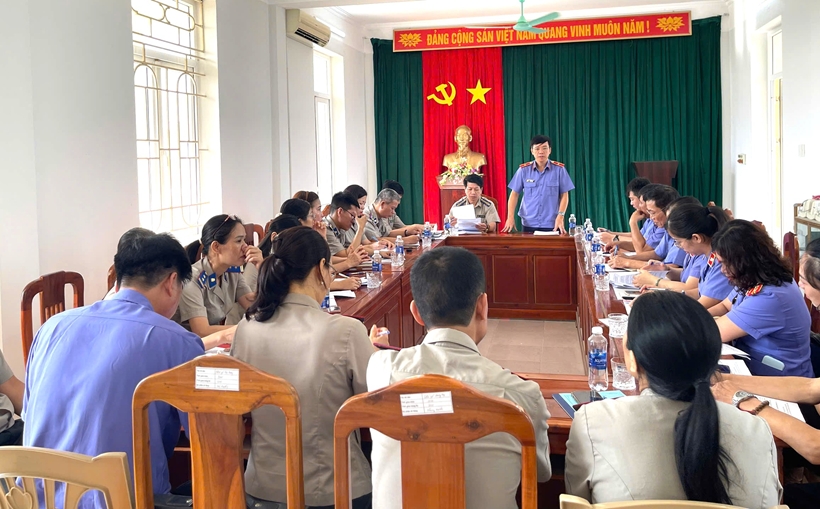 Đồng chí Lê Quang Hải, Phó Viện trưởng VKSND tỉnh Thanh Hóa công bố quyết định trực tiếp kiểm sát tại Phòng Thi hành án dân sự khu vực 4 - Thanh Hóa