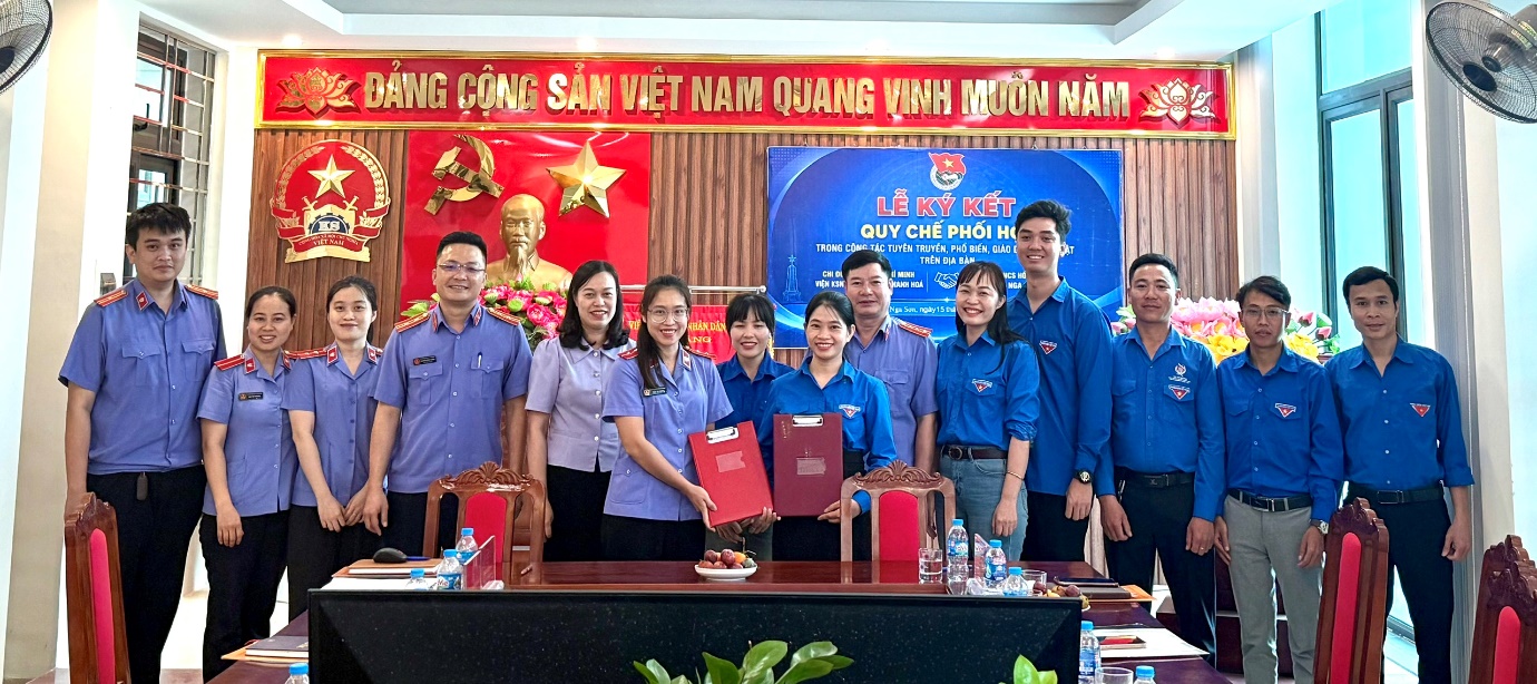 Hai đơn vị chụp ảnh lưu niệm