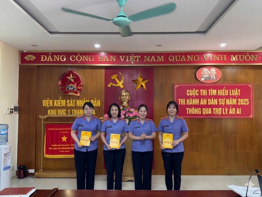 Đồng chí Phan Thị Bình – Viện trưởng VKSND khu vực 1 trao giải cho các đồng chí đạt giải cao trong cuộc thi 