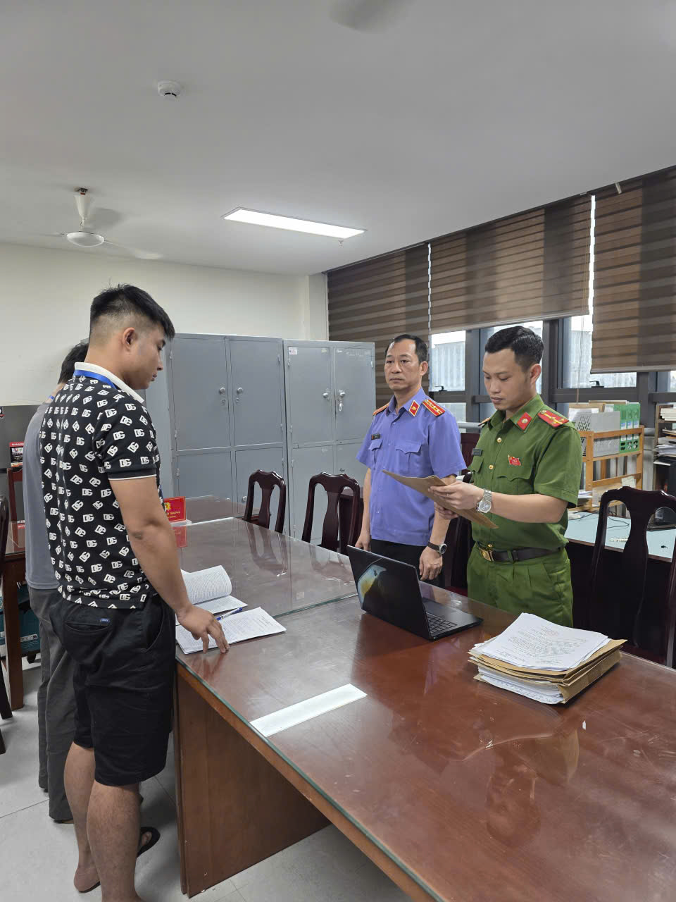 Ảnh: Kiểm sát viên VKSND tỉnh Thanh Hóa kiểm sát việc công bố Quyết định khởi tố bị can và áp dụng các biện pháp ngăn chặn đối với các bị can trong vụ án