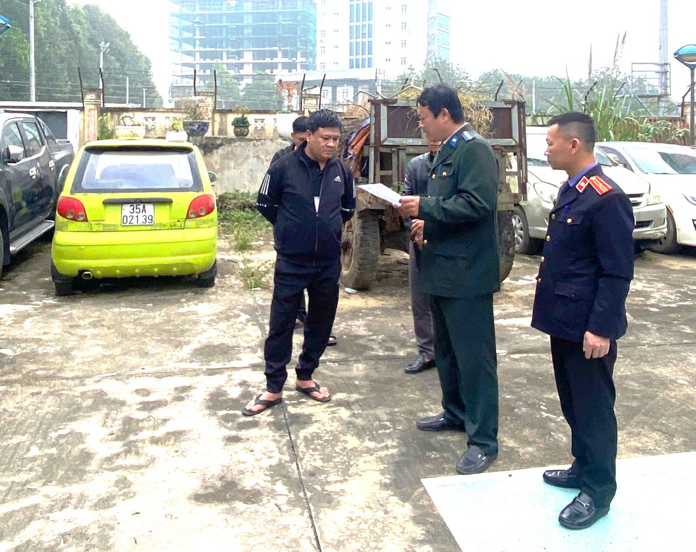 Kiểm sát viên VKSND khu vực 1 - Thanh Hóa tiến hành kiểm sát việc kê biên tài sản