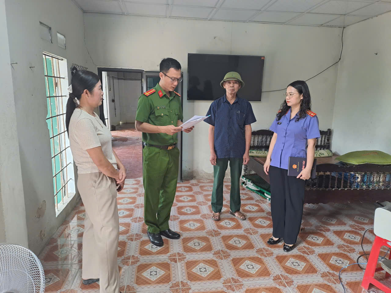 Ảnh: Kiểm sát viên VKSND tỉnh Thanh Hóa kiểm sát việc đọc Lệnh khám xét tại nhà đối tượng Nguyễn Văn Chiến